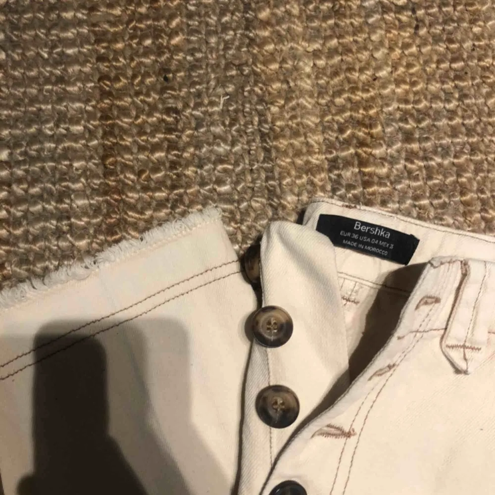 Ett par beiga jeans från bershka, helt oanvända och köpta i Grekland. Ganska korta i modellen.  . Jeans & Byxor.