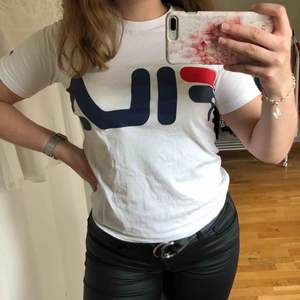 Snygg T-shirt från Fila i storlek XS! Aldrig använd! köparen står för frakt 💓