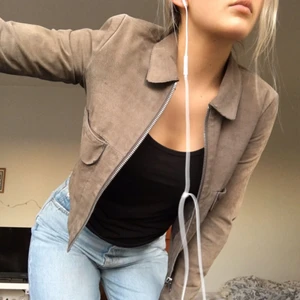  - Säljer ett av mina favvoplagg!! Brun/grå mocka jacka från Mango (köpt för längesen så finns inte att hitta längre) 🌟 med två bröstfickor på framsidan
