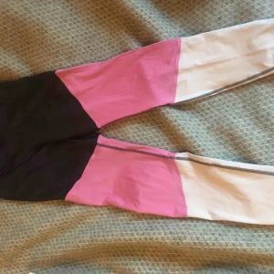  - Löpartights, H&M. Storlek S. Knappt använda. Frakt tillkommer💚