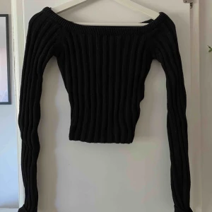  - Oanvänd stickad tröja från NA-KD, ribbad 🌸 betalas med swish och köparen står för frakten 😊