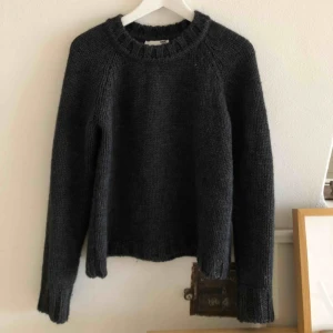  - Jättefin gråmelerad stickad tröja från Anine Bing i toppskick! Sticks lite och då jag är superkänslig går det tyvärr inte... Köpte den för en del år sedan och har sparat den i hopp om att det ska kännas bättre.   60kr frakt men kan också mötas i gbg