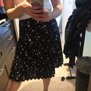  - Säljer min super fina stjärn kjol. En plisserad kjol med stjärn mönster. Passar perfekt i sommar. Storlek 34. 🧚🏼‍♀️👗🌷☀️