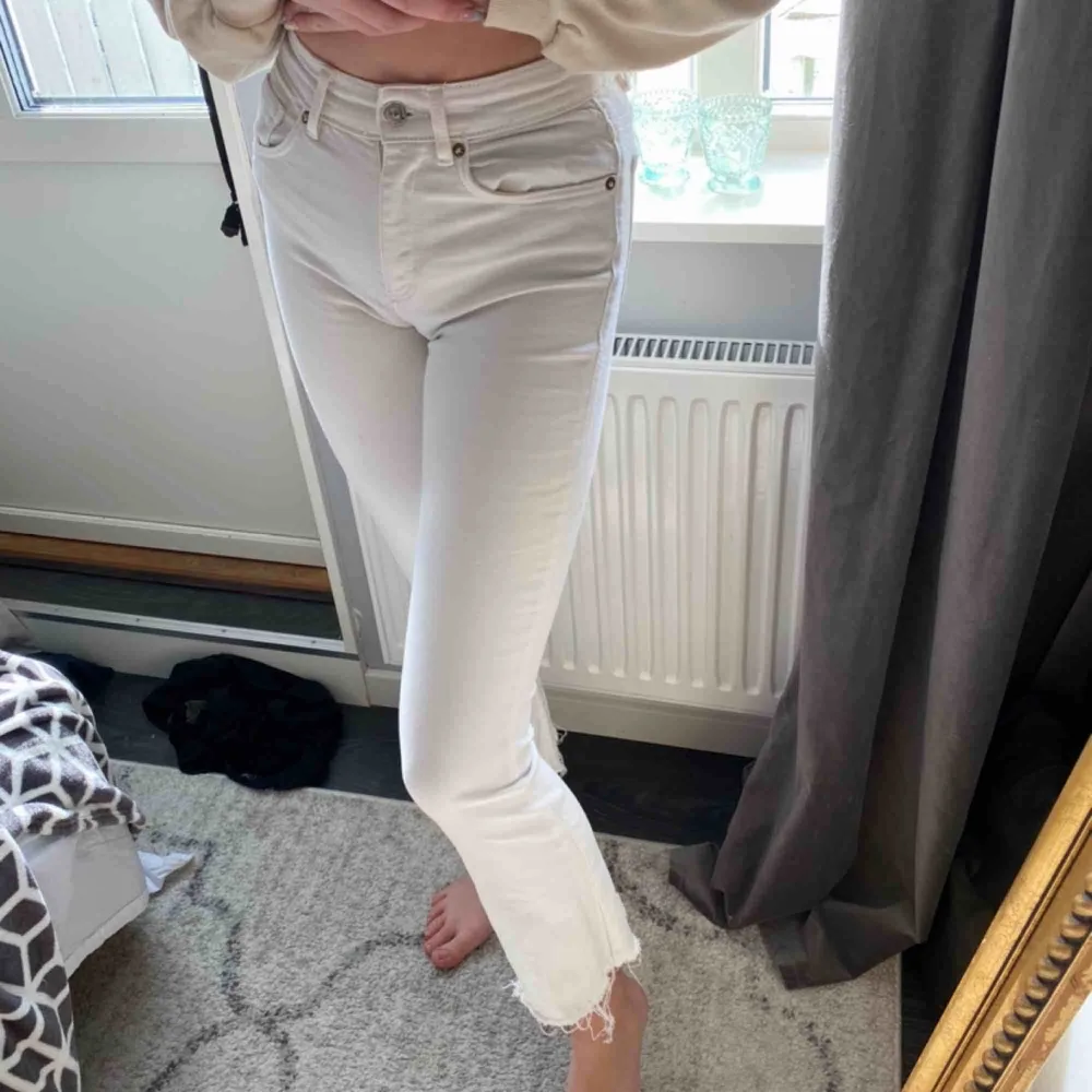 Säljer mina raka vita jeans som nu är för små för mig tyvärr... De kommer ifrån Zara och är i bra skick!  150kr+frakt! 💞💞. Jeans & Byxor.