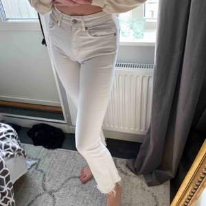 Säljer mina raka vita jeans som nu är för små för mig tyvärr... De kommer ifrån Zara och är i bra skick!  150kr+frakt! 💞💞