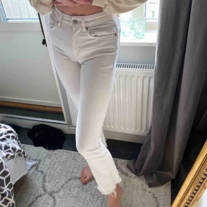  - Säljer mina raka vita jeans som nu är för små för mig tyvärr... De kommer ifrån Zara och är i bra skick!  150kr+frakt! 💞💞