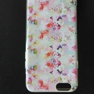  - Blommigt iPhone 6S mobilskal i fint skick. Vi kan mötas upp i Södertälje eller kan skicka det om du står för frakten. Kolla gärna mina andra annonser! :)