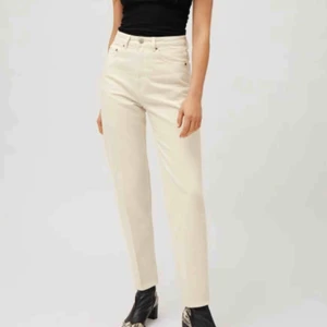  - Jätte fina jeans från Weekday i modellen Lash som tyvärr inte sitter så bra på mig😭 använda endast 1 gång❣️pris går att diskutera. Nypris:500kr