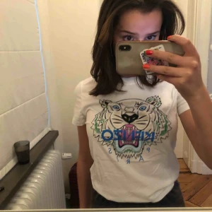  - Nästan helt oanvänd Kenzo t-T-shirt. Säljer för att jag inte använder den🤩 bra skick (äkta)