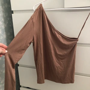 Tröja - Tröja med en arm, Från NA-KD. Brun i färgen. Andvänd få tal gånger, skönt material 