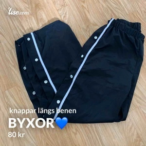  - Säljer dessa balla byxor med knappt längs benen, kan stylas till klackar men även super snyggt med sneakers🌸 Stl s   #zara #nike#lv#Jordan #jordans