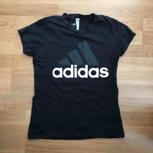  - En adidas topp som endast använts en gång, säljer pågrund av att den kommer till för lite användning