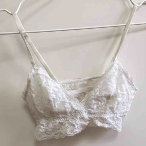  - Skitfin spets bralette från H&M. Lappen är avklippt men den är storlek S. Använd Max 10 ggr. Perfekt inför våren! ☀️