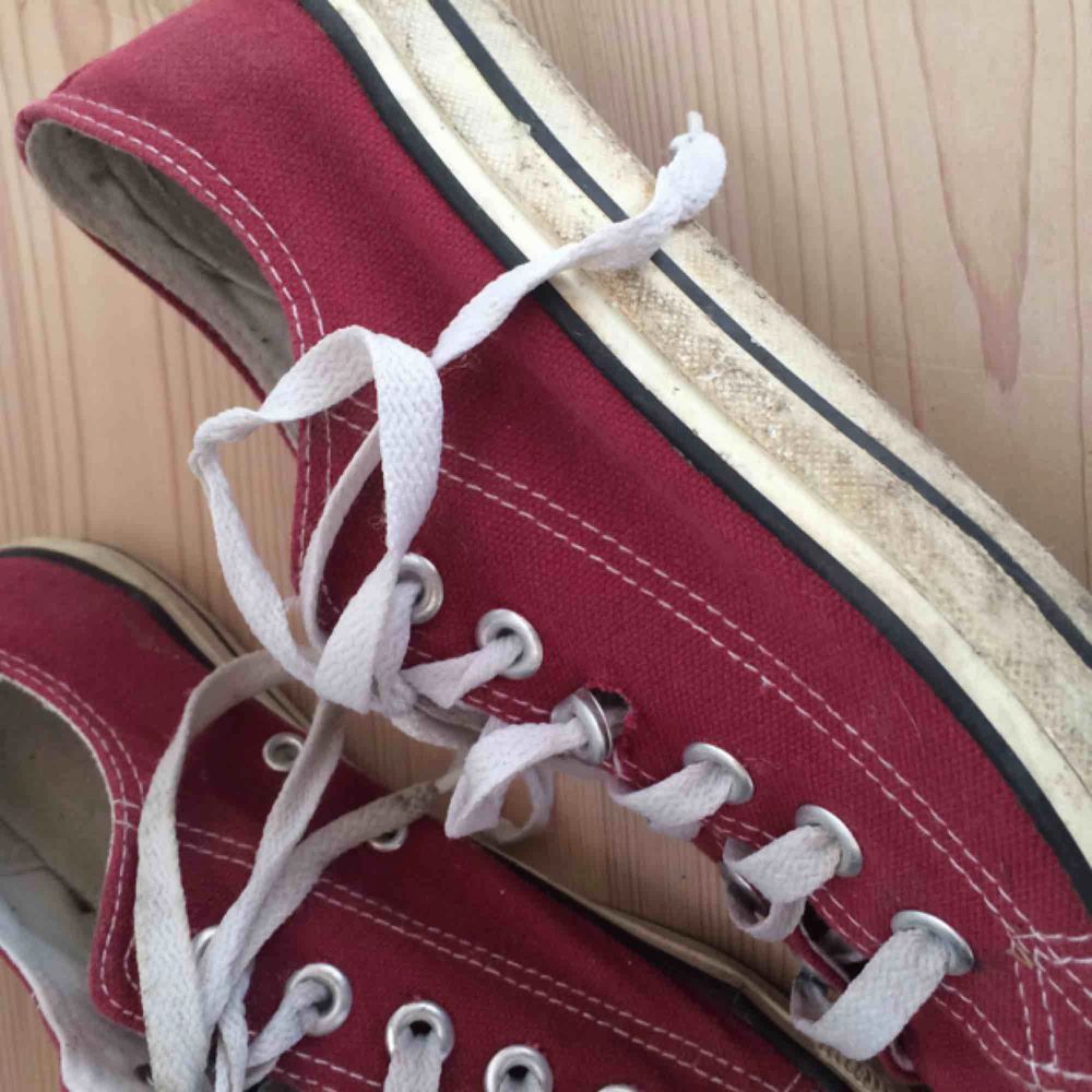 Mörkröda Converse, ganska slitet skick därav billigt pris. Köpta på secondhand och endast använt en gång till en utklädnad. . Skor.