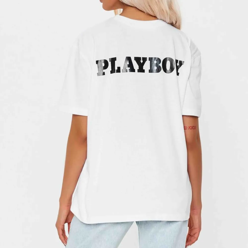 Sjukt snygg och oanvänd oversize t-shirt från Missguided x Playboy. Kan skicka fler bilder om det behövs🤍 storlek XS men är somsagt oversize så kan säkerligen passa upp till M✨ Frakt ingår!. Toppar.