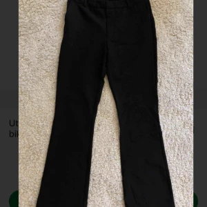  - Kostymbyxor med boot cut från Bik Bok. Små i storlek. Köparen står för frakten🌟🌟
