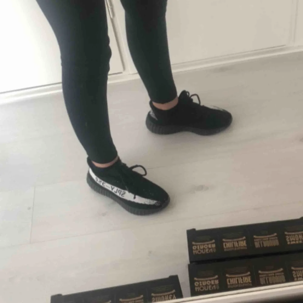 adidas yeezy skor, storlek 36, super sköna och ser exakt ut som äkta . Skor.