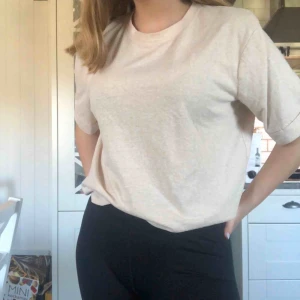 Beige t-shirt - Stor beige tröja från Bik Bok. Frakt ingår i priset!!