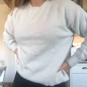  - Fluffig stickad tröja från HM. Frakt ingår i priset!!