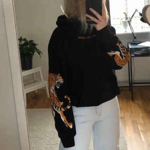  - svart hoodie från hms herravdelning i storlek s. Detaljer på ärmar och framtill. Fint skick. Köparen står för frakten.