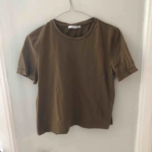  - Topp från zara i kamel/beige. Använd fåtal gånger så därför i fint skick! Kan skickas mot fraktkostnad 