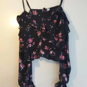 Blommig topp - Samma som den förra annonsen bara det att denna toppen är blommig. Väldigt fin.