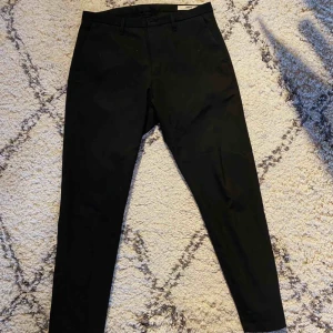  - Storlek 34. Kostymbyxor i bra skick från märket HOPE.