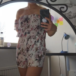 Off-shoulder romper strl 36 - Köpte den på Whoops för 500 kr. Har endast använt det en gång. Väldigt mjuk material. Priset kan diskuteras. Kan mötas upp i Lund annars står köparen för frakten 