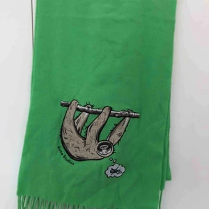  - Jättecool acne halsduk, 2 meter lång. Aldrig använd. Extremt unik då jag köpt den på en sample sale