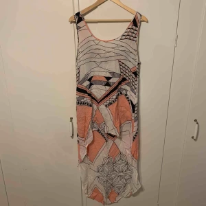  - Klänning köpt på Bali, använd på ett bröllop. Kort framtill och längre bak. 