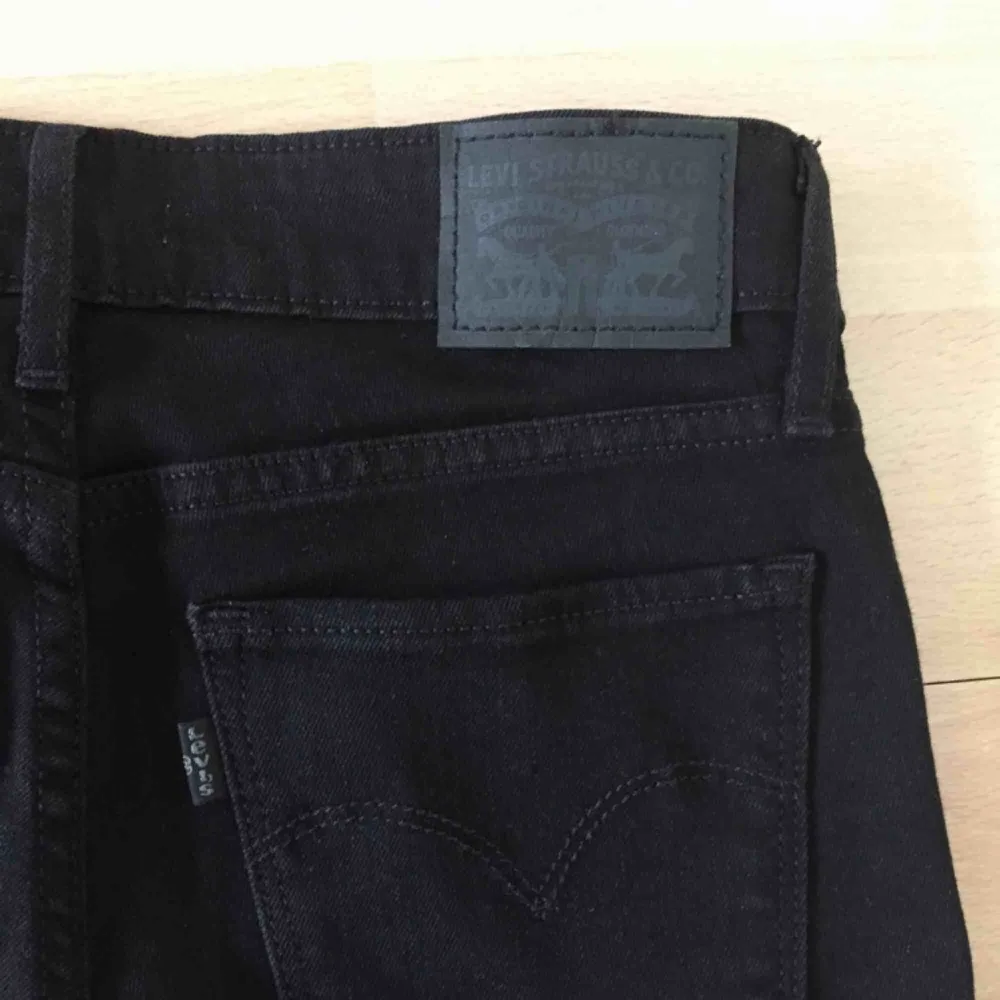 Priset inklusive frakt! Svarta skinny jeans från Levis. Modell 711. Aldrig använda. . Jeans & Byxor.