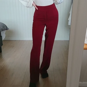 Byxor strl XS - Jättefina högmidjade vinröda byxor med raka ben och en dragkedja på sidan. Köpta på bikbok. Har använts en del men det är inget fel på dem. Storlek XS. 100 kr, köpare står för frakt. 💖