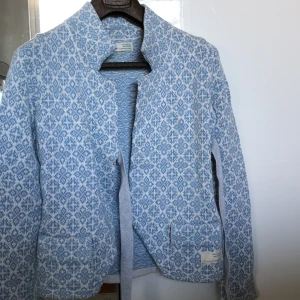 Kofta, Odd Molly - Ljusblå/vit kofta från Odd Molly. Storlek 0 vilket motsvarar XS. 