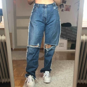  - mina ballaste jeans!! köpta second hand & omgjorda av yours truly ✌🏻, skulle säga att de sitter som en stor M, frakt tillkommer! är 175 cm!