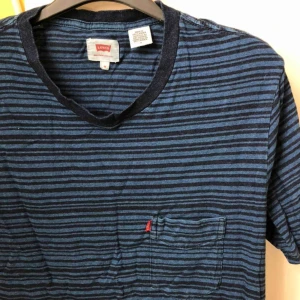  - En fin Levi’s t-shirt som är i bra skick och inte är mycket använd. Köparen får stå för frakten :)