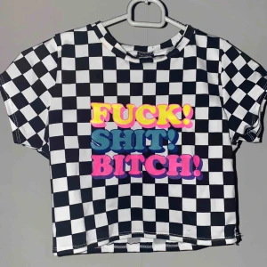  - Rutigt crop top med text på. Aldrig använt☺️. Materialet är lite stretch. Frakten är inräknad i priset och om du har frågor är det bara att skriva😊Storleken är XS/S