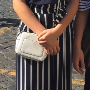 Zara byxor - Måste tyvärr sälja favoritbyxorna pga för små. Köpta på Zara i Rom för 2 år sen. Använt många gånger men ändå i mycket gott skick. Kostymbyxor med snöre i blå-vitt randigt, två fickor. (Hade tyvärr inga bättre bilder med byxorna på)