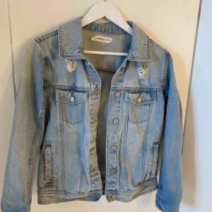  - Skitsnygg Jeansjacka lite oversize.  Köpare står för frakt.