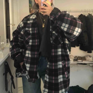  - Jättefin jacka i fleece material. jackan är i storlek L och snygg att ha oversized om man vill, går det även att korta upp den med säkerhetsnålar som syns på första bilden. Perfekt till våren då den inte är jättevarm💞😊