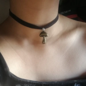 Svamp choker  - Handgjort choker halsband utav mig, "Ruth Reverie". Stretchband, reglerbar storlek. Frakt tillkommer. 