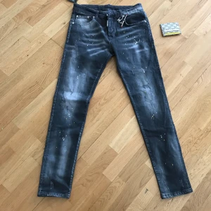 Dsquared2 - Helt nya, passade däremot inte mig... Storlek 46, italiensk. Herr modell.