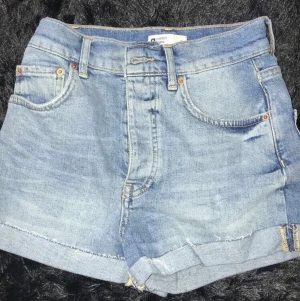 Shorts - Ljusblåa shorts från Gina Tricot, oanvända. I strl Xs. Frakt tillkommer.