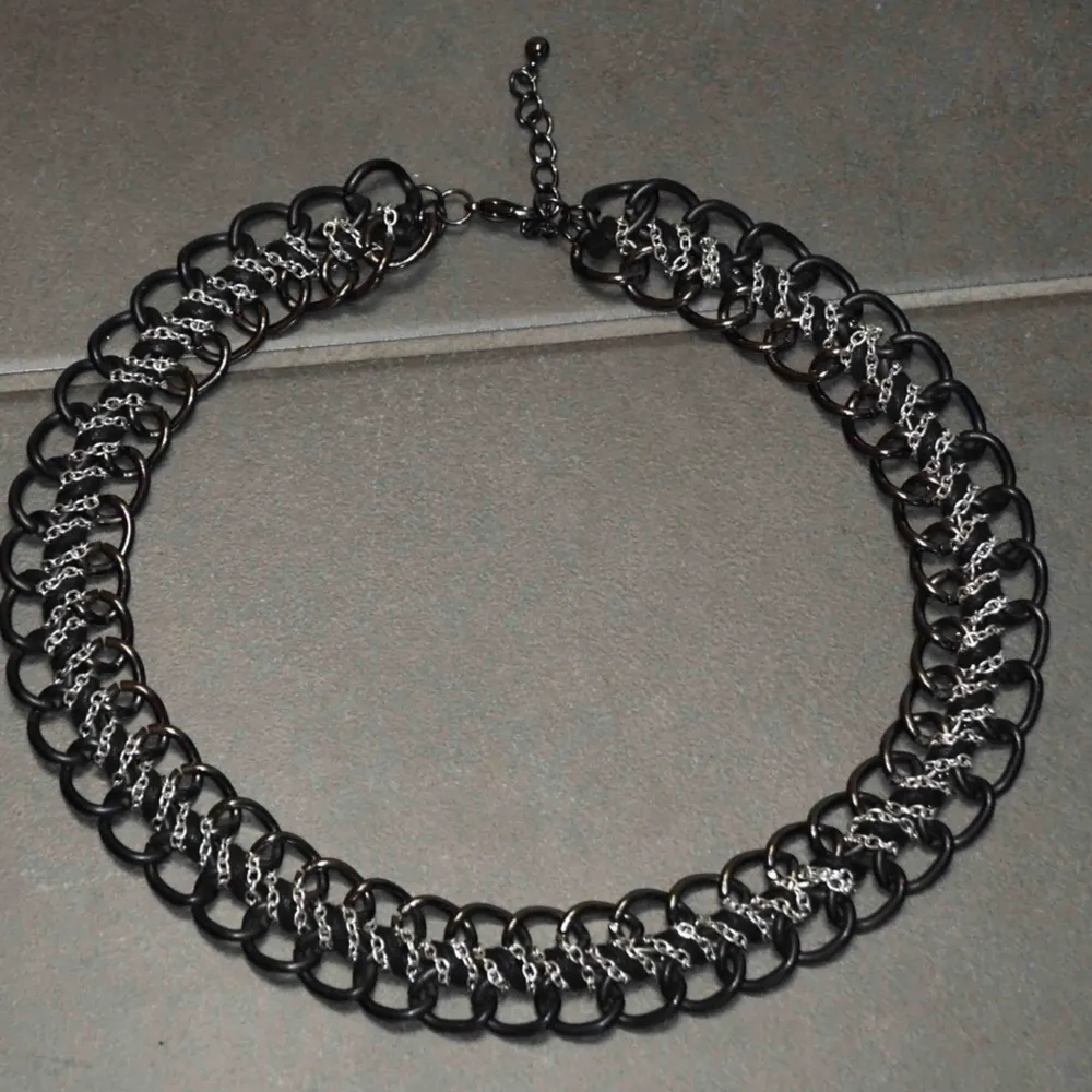 Super snyggt och unikt halsband, inköpt 2012.  Frakt på 22 kronor tillkommer 🙏. Accessoarer.