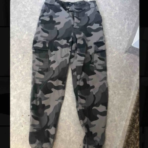  - Säljer helt nya byxor ifrån Hollister! Matt kamouflage mönster, High-rise joggers. Stl m!