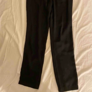 Kostymbyxor - Svarta kostymbyxor från Gina  Bra skick. Frakt ingår inte