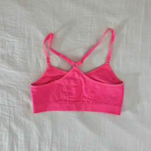  - Neonrosa sport-bh från H&M. Knappt använd. (Frakt tillkommer om den ska skickas)