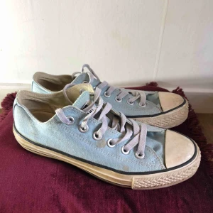  - Ljusblå Converse💤 kan mötas upp i Jönköping annars står köparen för frakten