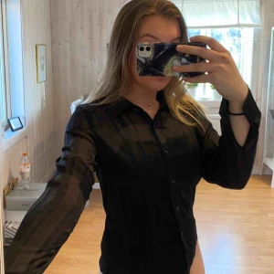  - En skjorta i mesh med glittriga detaljer! 