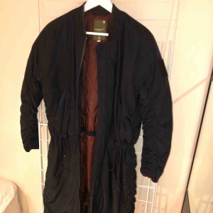  - Mörkblå lång bomberjacka från G-Star. Storlek XS. Använd ett antal gånger. Kommer inte till användning längre. En liten sminkfläck på insidan men inget som syns jättemkt. Innerficka. Samt 4 fickor på utsidan.