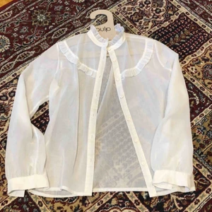 - Supersöt blus i lite transparent material! Väldigt trendig just nu att ha under en väst eller en collegetröja💞 är i väldigt bra skick och passar även en medium eller en xs skulle jag säga 